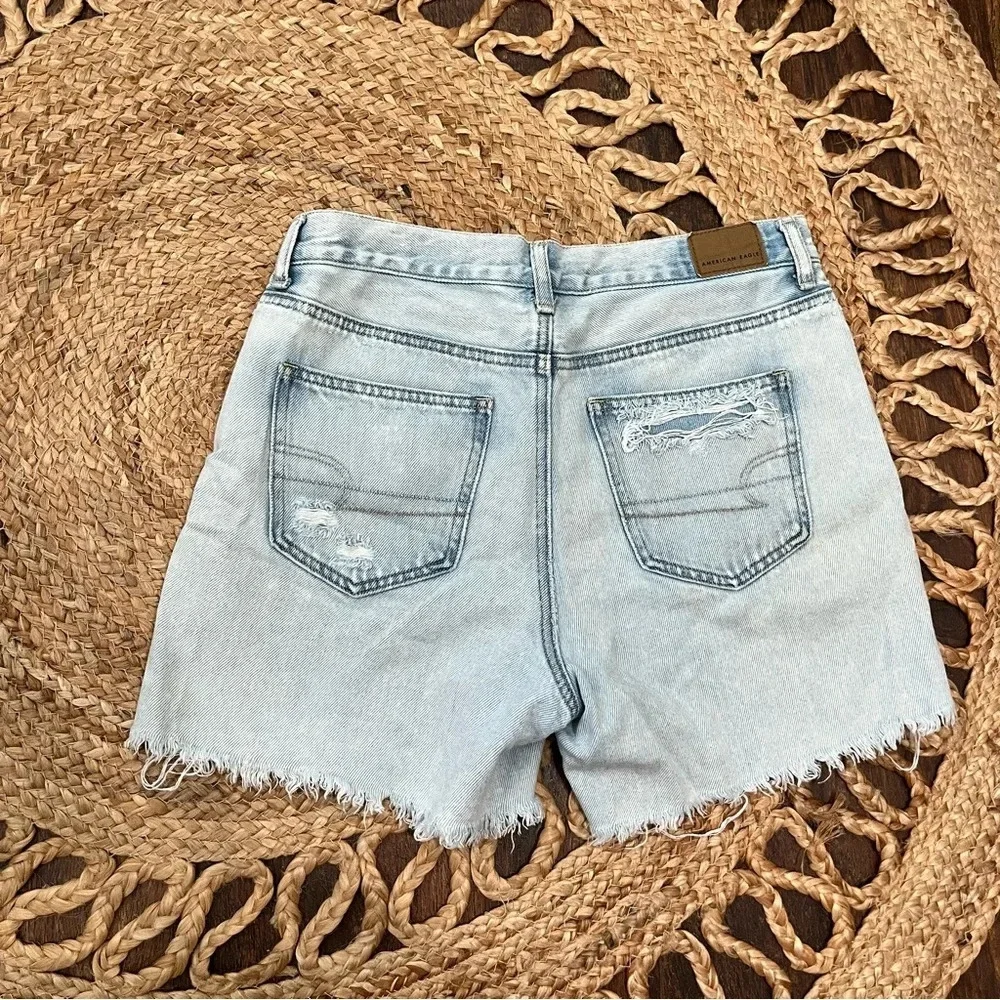 American Eagle Size 4 Mom Shorts Light Wash Thrashed Holes Pockets Denim Shorts